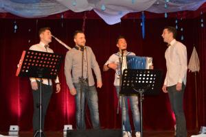 Zapeli so glasbeniki na odru in obiskovalci 8